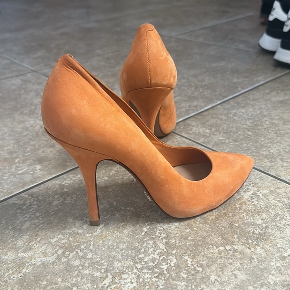 CLOSET SELLOUT! Schultz pumps size 8 - Picture 2 of 2